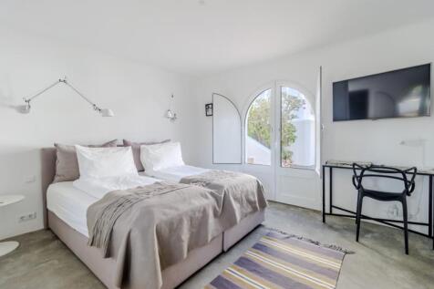 12 BEDROOM.JPG