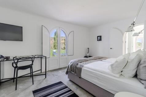 13 BEDROOM.JPG