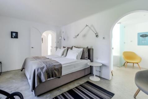 14 BEDROOM.JPG