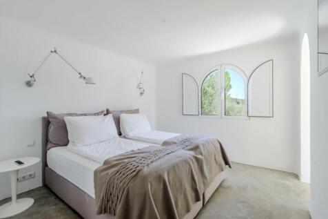 15 BEDROOM.JPG