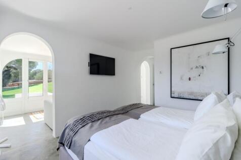 16 BEDROOM.JPG