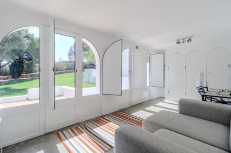 17 LOUNGE ROOM.JPG