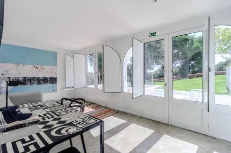 18 LOUNGE ROOM.JPG