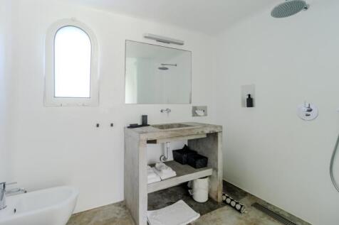 19 BATHROOM.JPG