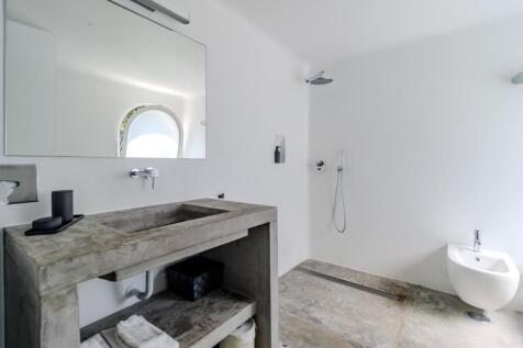 20 BATHROOM.JPG