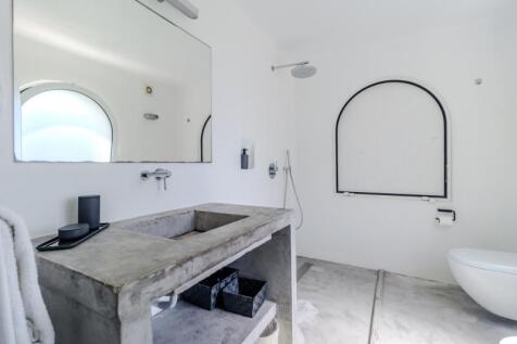22 BATHROOM.JPG