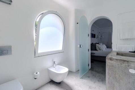 23 BATHROOM.JPG