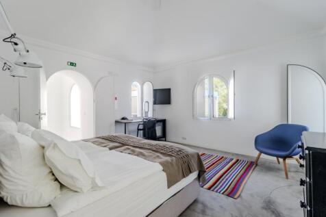 24 BEDROOM.JPG