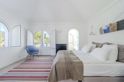 25 BEDROOM.JPG
