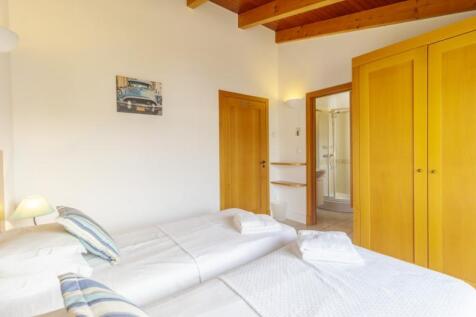 Second Bedroom (Large).jpg