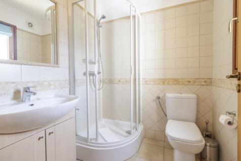 Second bathroom (Large).jpg