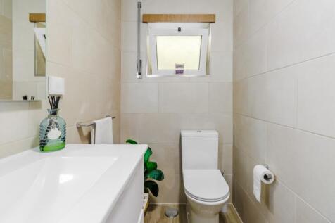 bathroom 2.jpg