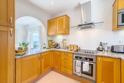 6 KITCHEN (Large).jpg
