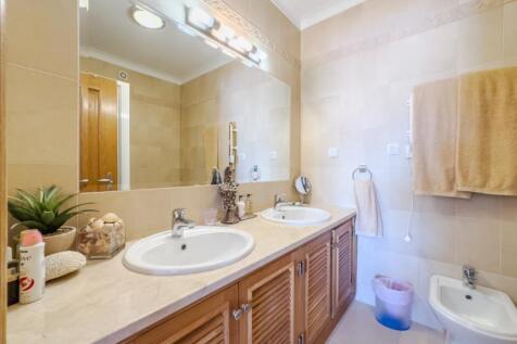 10 BATHROOM  BM (Large).jpg