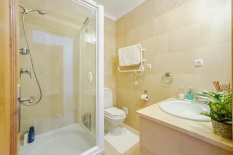 15 BATHROOM BEDROOM A (Large).jpg