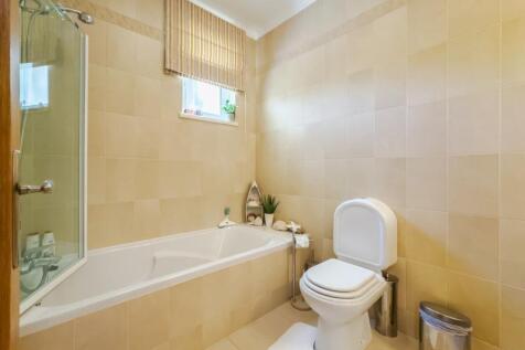 18 BATHROOM BEDROOM B (Large).jpg