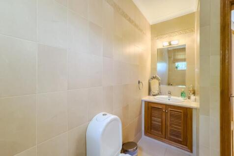 19 BATHROOM BEDROOM B (Large).jpg