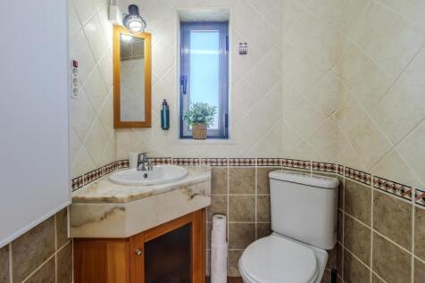 4 bathroom (1).jpg