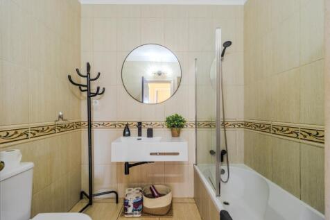 22 bedroom bathroom (1).jpg