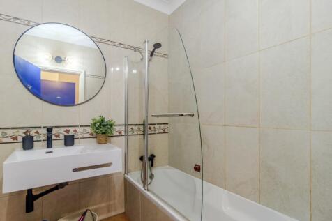 38.9 bedroom bathroom.JPG