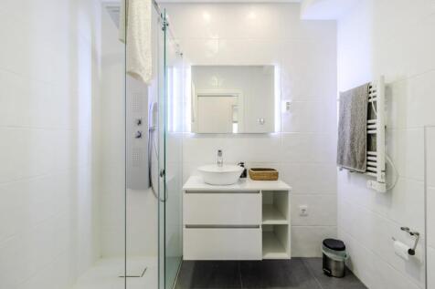 6 bathroom.JPG