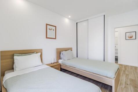 8 bedroom.JPG