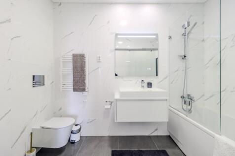 11 bathroom.JPG