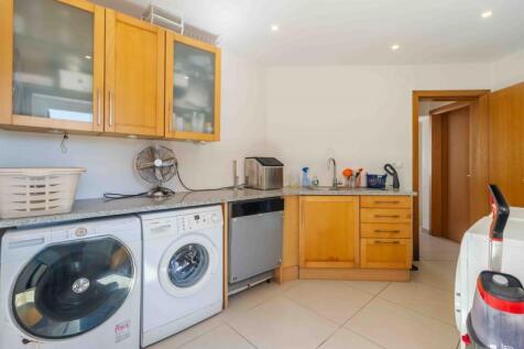 laundry room 2.jpg