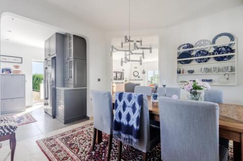 10 - dining room.JPG