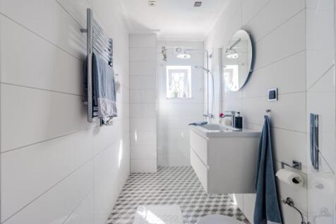 15 - bathroom.JPG