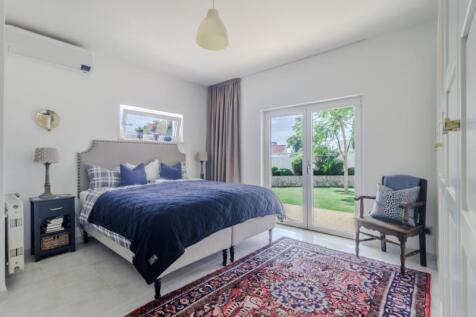 19 - bedroom.JPG