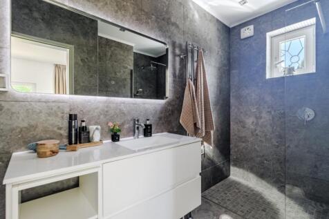 21 - bathroom.JPG