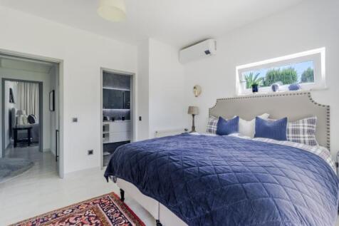 20 - bedroom.JPG