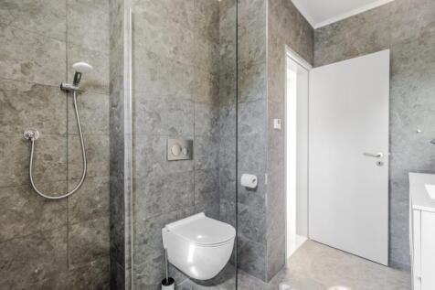 22 - bathroom.JPG