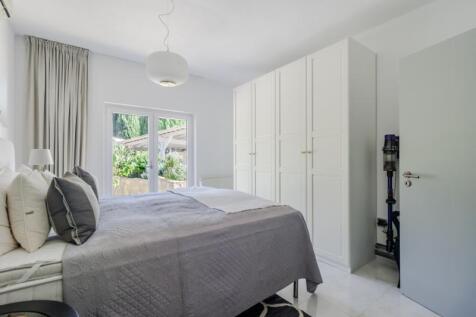 23 - bedroom.JPG