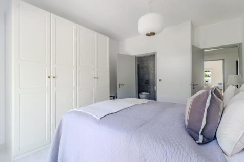 24 - bedroom.JPG