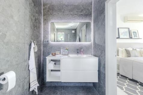 25 - bathroom.JPG