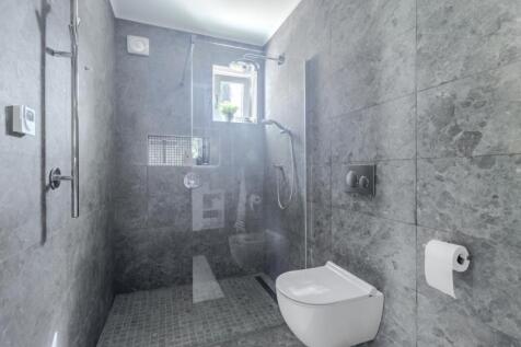26 - bathroom.JPG