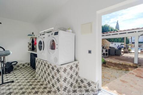 39 laundry room.JPG