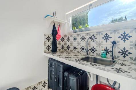 40 laundry room.JPG