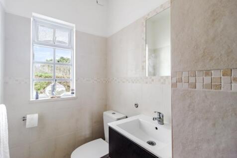 5- bathroom.JPG