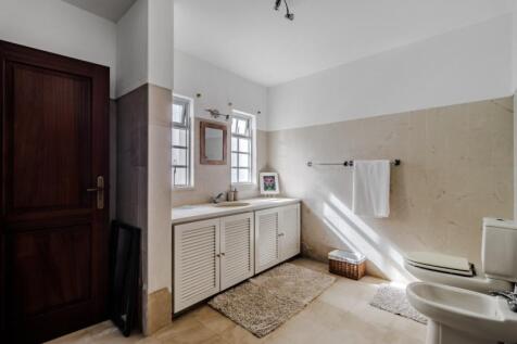 23-bathroom.JPG