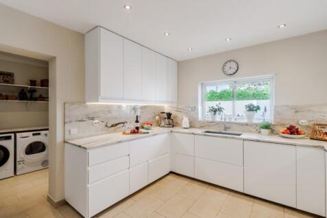 10 KITCHEN (1).JPG