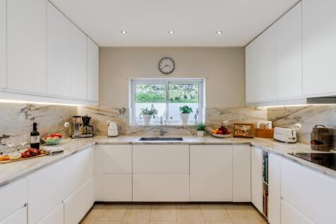 12 KITCHEN (1).JPG