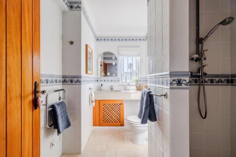 14 BATHROOM.JPG