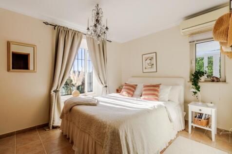 15 BEDROOM.JPG