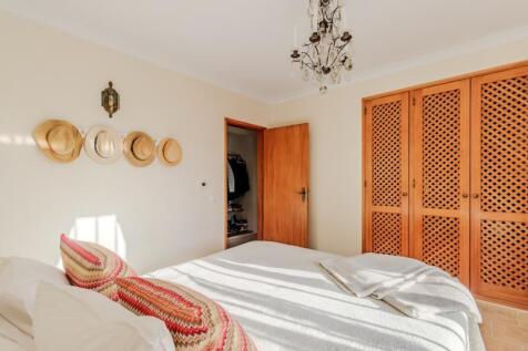 17 BEDROOM.JPG
