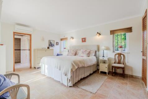 18 BEDROOM (1).JPG