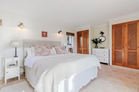 19BEDROOM.JPG