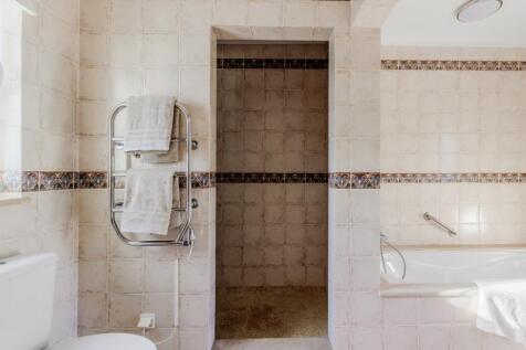 22 BATHROOM (1).JPG